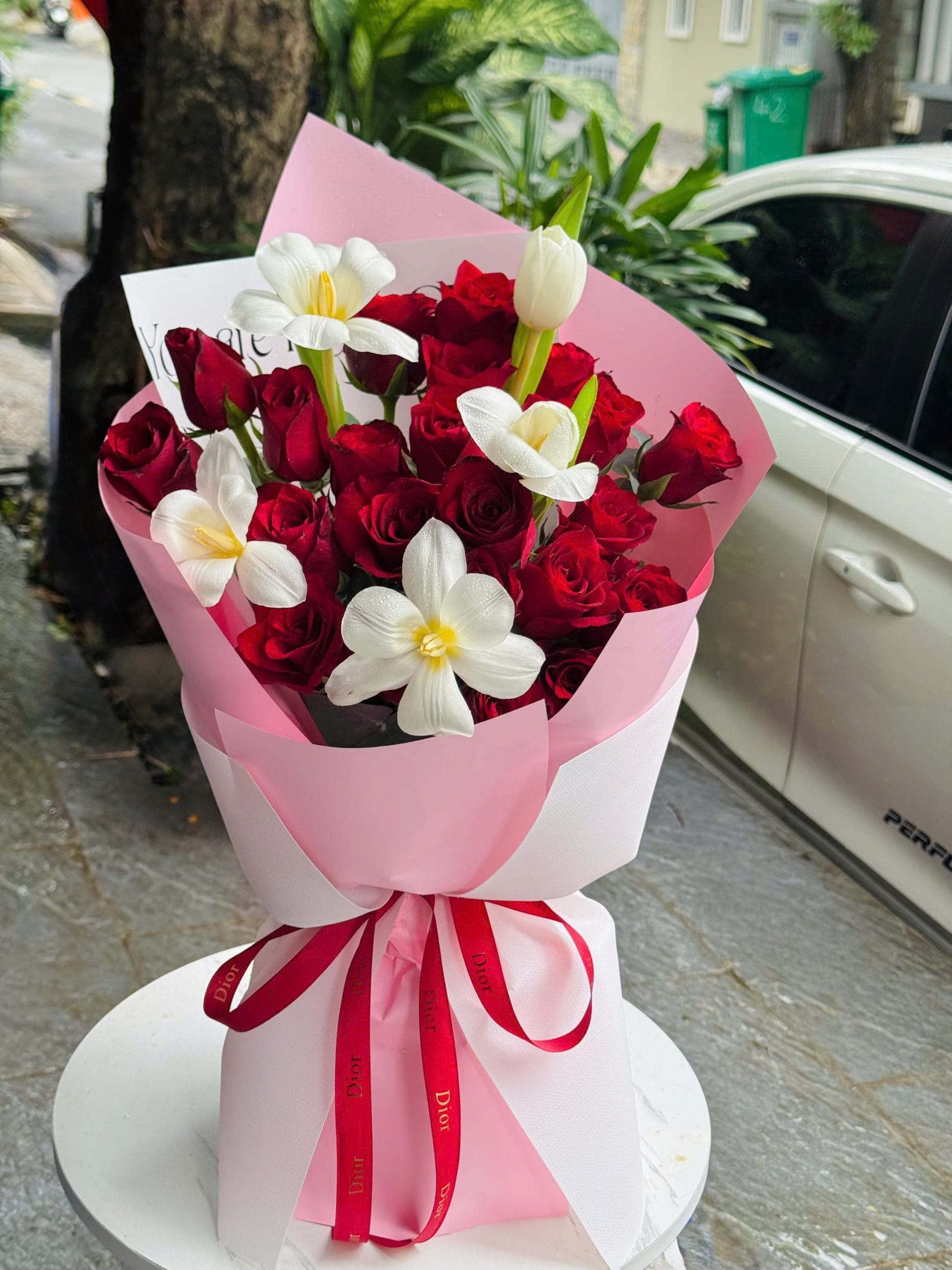 Bó Hoa Red Rose & White Tulip Bouquet